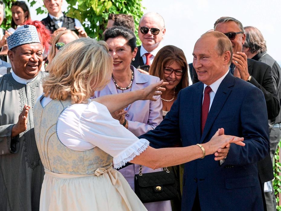 The Austrian Foreign Minister Karin Kneissel dancing with Vladmiri Putin om her wedding.